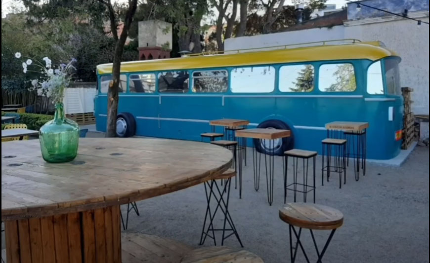 Transformamos un autobús en restaurante un food truck fijo diferente